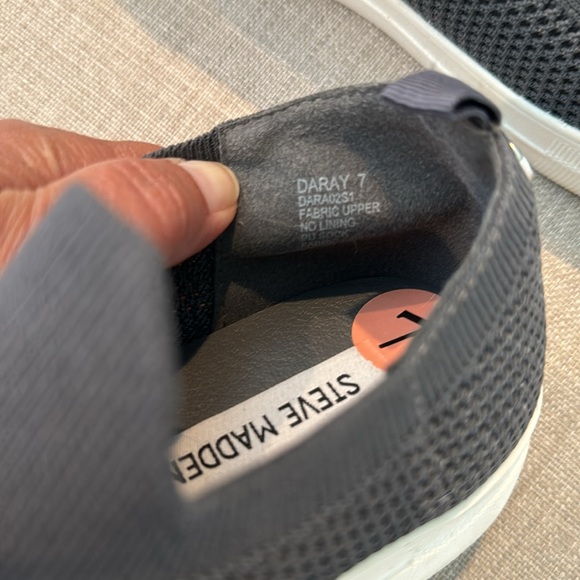 Steve Madden Size 7 Gray Shoes Worn Once - Picture 2 of 4